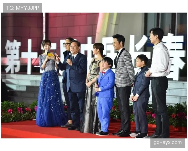 仲满出门随性像邻家大哥，回家那客厅像在办颁奖礼，刷到我直接贫穷感上线